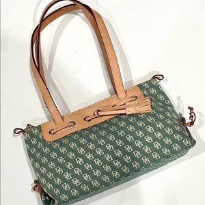 BRAND NEW Dooney &
Bourke Large Zip
Top Tassel Purse in Light Green